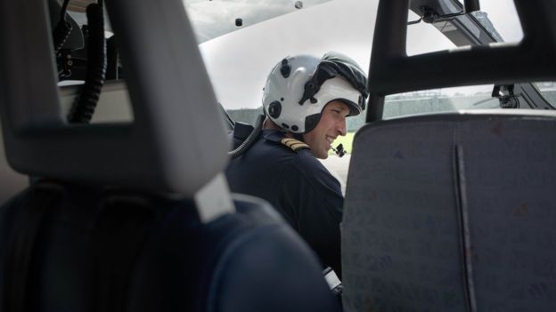 Британский принц Уильям покидает работу пилота вертолета в центре скорой помощи