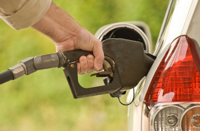 Цены на бензин в Великобритании выросли до уровня 2015 года