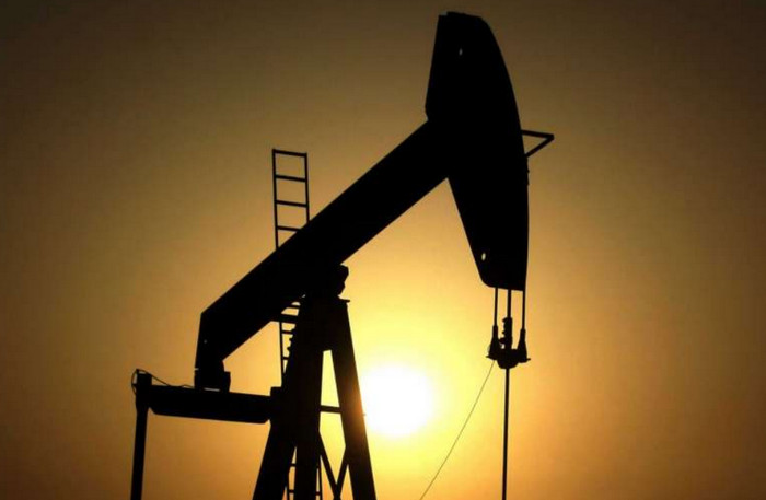 Цены на нефть достигли двухнедельного максимума после снижения запасов США
