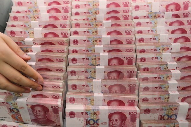 В Китае ограничена продажа доллара, фондовые индексы резко падают