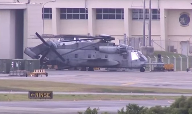 Деталь от военного вертолета США упала на начальную школу в Окинаве
