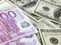 В России очередной рекорд – доллар пересек отметку в 55 рублей, евро стремится к 70 рублям