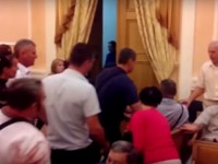 В Горсовете Одессы устроили драку из-за того, что Россию не признали агрессором (видео)