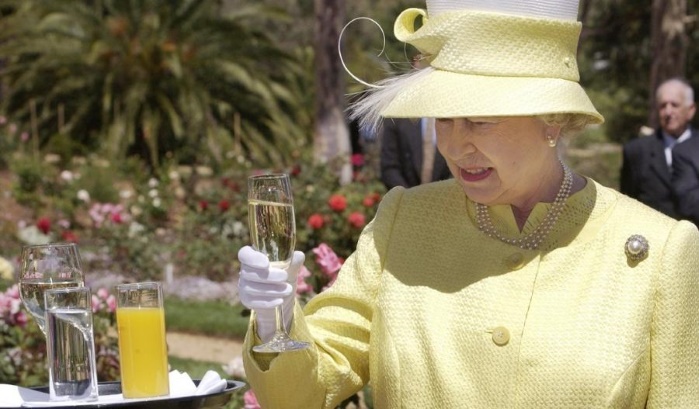 Елизавета II три раза в день употребляет алкогольные напитки