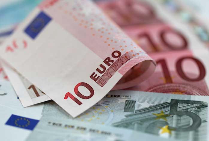 Не смотря на неопределенность в Греции, евро по отношению к доллару растет