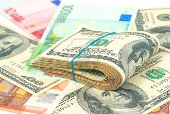 В Росси обвал рубля продолжается: в пятницу на Московской бирже доллар стремиться к 50 рублям, евро – к 60