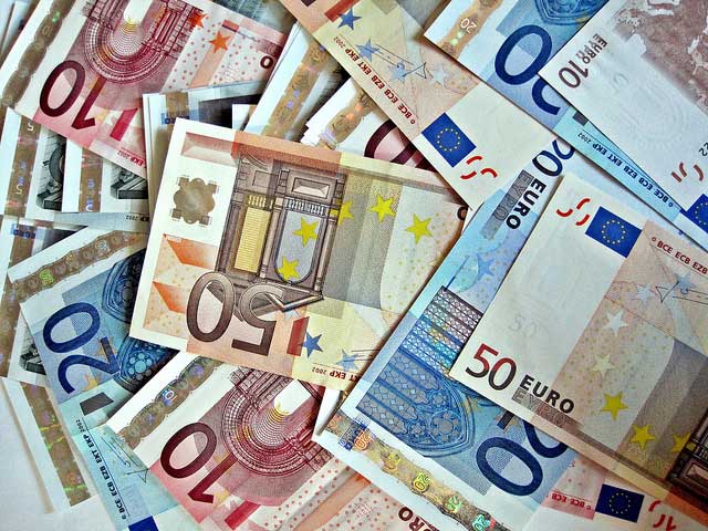 В России курс евро установил новый антирекорд, доллар также падает