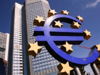 На фоне основных мировых валют евро показывает наихудшие результаты