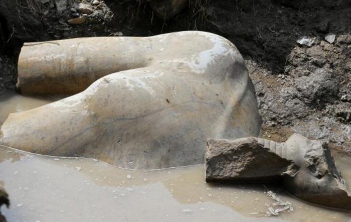 Гигантская статуя фараона Рамзеса II найдена в трущобах Каира