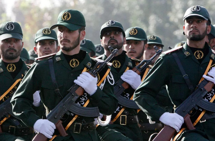 Глава революционной гвардии Ирана угрожает США "поучительным уроком"