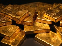 Мировые цены на золото упали до пятилетнего минимума