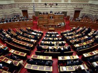 Парламент Греции одобрил непопулярный закон для получения финансовой помощи