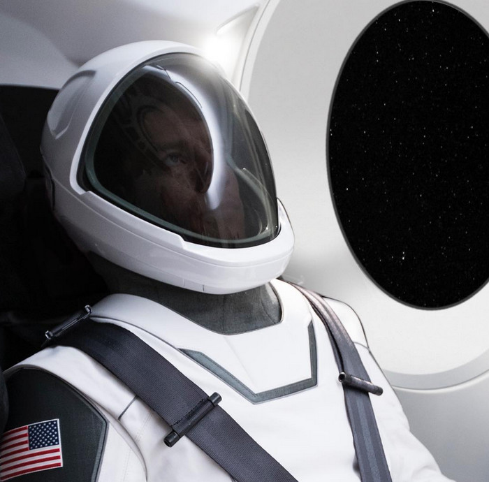 Илон Маск показал первую фотографию космического скафандра SpaceX