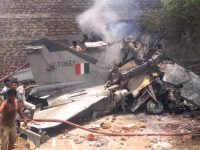 В Индии бомбардировщик МиГ-27 врезался в здание