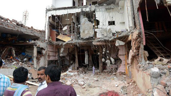 В результате взрывов в индийском ресторане погибли 89 человек (фото)