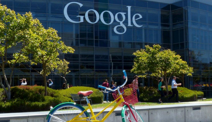 Инженер программист компании Google живет в своем грузовике возле офиса и экономит 90% своего дохода