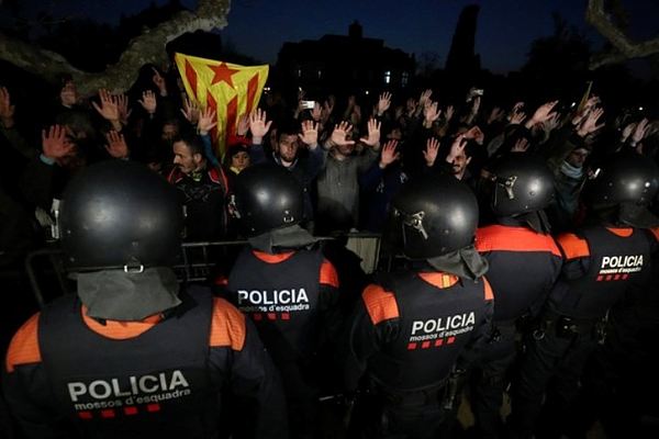 Испания: 10 полицейских пострадало во время митинга в поддержку Пучдемона