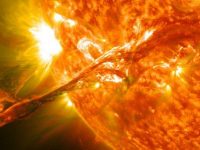 Из-за мощной вспышки на Солнце к Земле идет огромная масса энергии