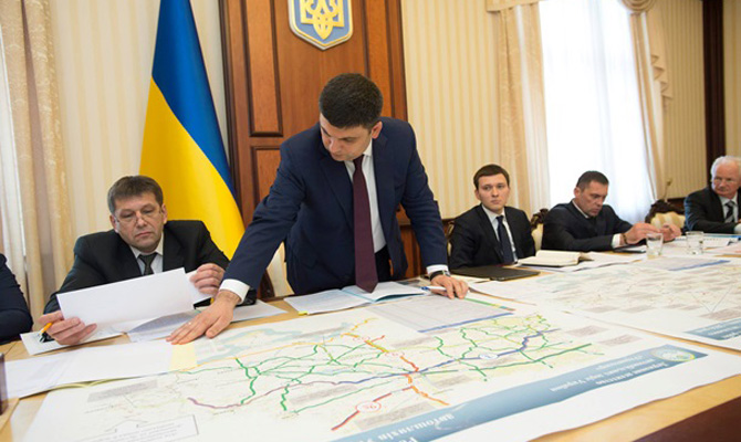 Кабмин выделил 47 млрд гривен на украинские дороги, — Гройсман