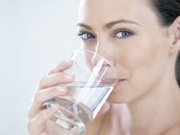 Как правильно пить воду мужчинам и женщинам: таблица, график по часам в течение дня, для похудения