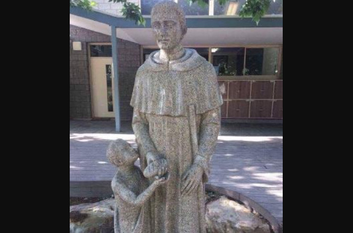 Католическая школа в Австралии скрыла статую, наводящую на двусмысленные размышления