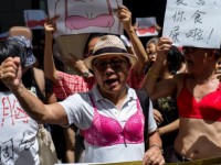 2015-08-02 10:49:26 epa04869483 Activists chant slogans while wearing bras during a protest outside the Wanchai Police Station in Hong Kong, China, 02 August 2015. Protesters rallied in support of protester Ng Lai-ying who was given a three-and-a-half month jail sentence for 'assaulting' the police with her breasts during a protest earlier this year. She is currently out on bail pending appeal.  EPA/JEROME FAVRE