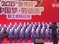 В Китае хор торжественно провалился под сцену (видео)