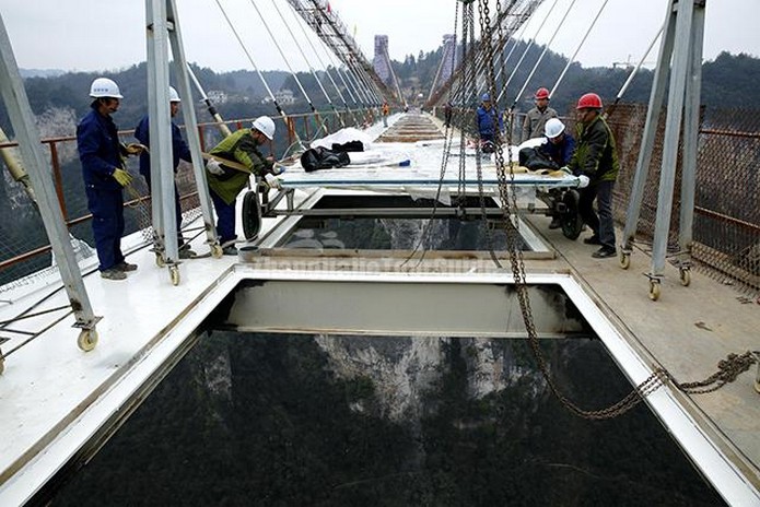 Китайцы построили самый длинный в мире стеклянный мост (фото)