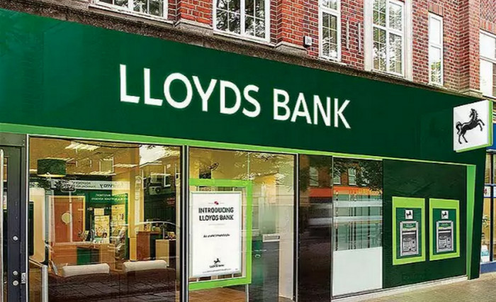 Lloyds Bank закрывает сотни филиалов в Британии