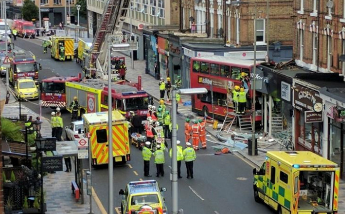 Лондонский автобус врезался в здание недалеко от оживленного вокзала