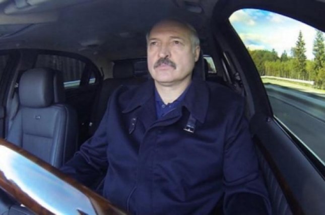 Лукашенко тестируя электрокар Tesla приказал своим инженерам не "всовывать" батарею в багажник (видео)