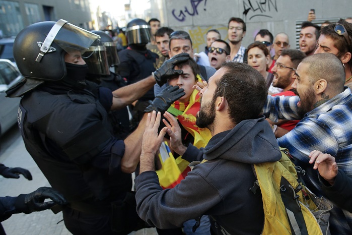 Мадрид начал действовать: Рахой уволил начальника полиции Каталонии и назначил нового главу автономии