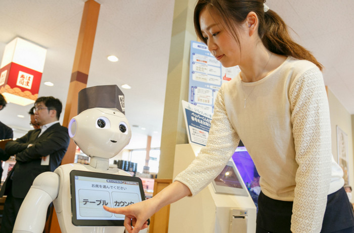 Магазины и рестораны Японии устанавливают роботов для обслуживания клиентов