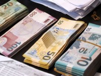 После резкого обвала национальной валюты в Азербайджане закрываются магазины и обменники