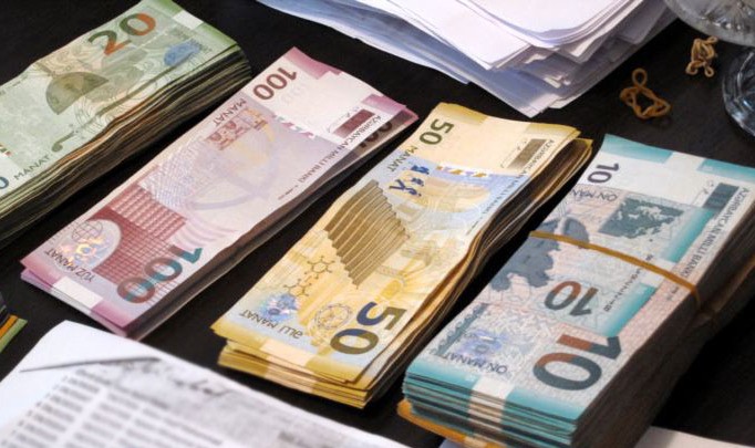 После резкого обвала национальной валюты в Азербайджане закрываются магазины и обменники