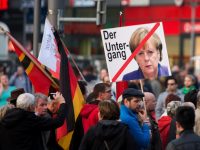 Меркель решила платить беженцам 3 тыс евро за возвращение на родину
