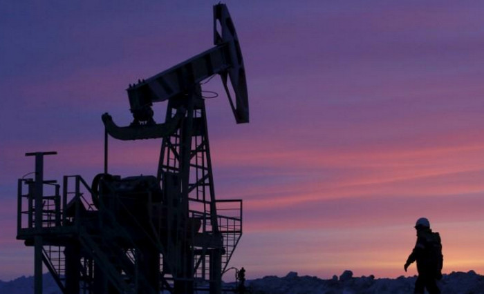 Мировые цены на нефть упали ниже 70 долларов
