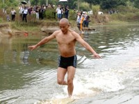 Монах Ши Лилянь из Шаолиня пробежал 125 метров по воде (видео)