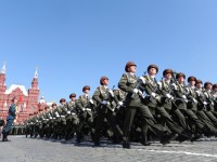 Russian soldiers holding Kalashnikov machine guns march on Red Square during the nation's Victory Day parade in Moscow on May 9, 2009 in commemoration of the end of WWII. Russia sternly warned its foes not to dare make any aggression against the country, as it put on a Soviet-style show of military might in Red Square including nuclear capable missiles.  AFP PHOTO / NATALIA KOLESNIKOVA