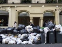 В преддверии Евро-2016 Париж оказался завален мусором