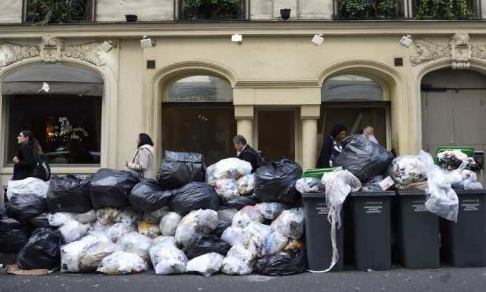 В преддверии Евро-2016 Париж оказался завален мусором 