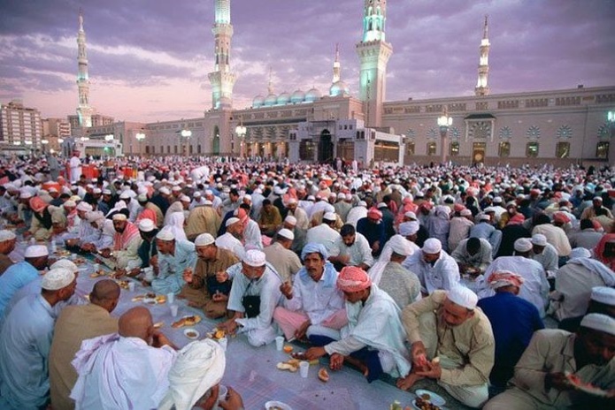 Мусульманский мир празднует завершение священного месяца Рамадана (фото)