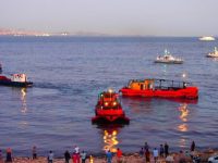 На греческом острове Саламин собирают разлившуюся нефть