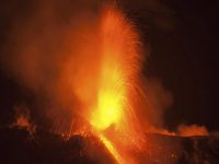 На Сицилии началось извержение вулкана Этна (Видео)