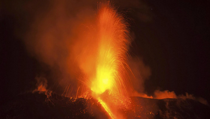 На Сицилии началось извержение вулкана Этна (Видео)