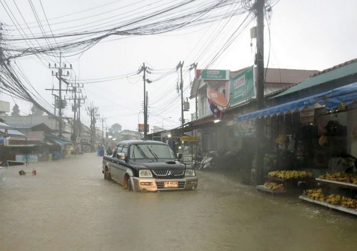 Наводнение в Таиланде: сотни туристов не могут покинуть остров Самуи