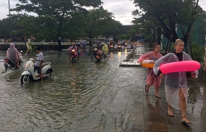 Наводнение в Таиланде: сотни туристов не могут покинуть остров Самуи