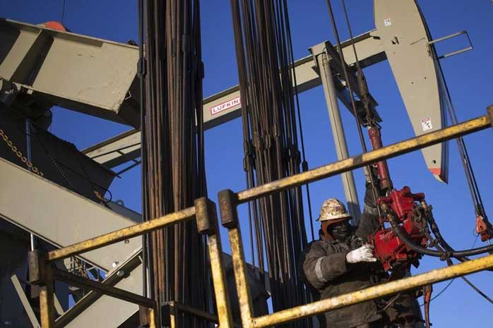 Нефть незначительно дешевеет из-за прогнозов увеличения добычи в США
