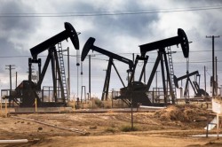 Нефть вновь падает в цене. Рост продержался недолго
