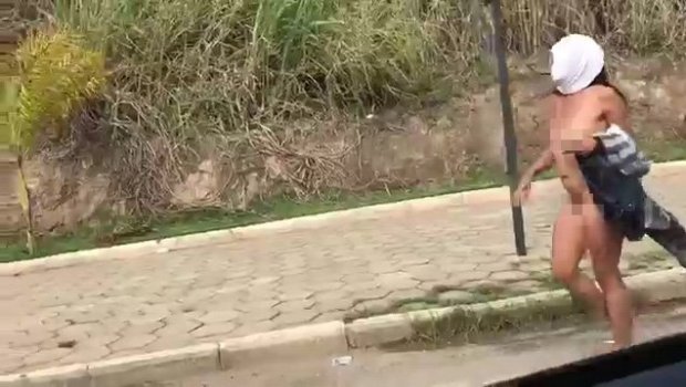 Обнаженная девушка прогулялась по бразильскому шоссе